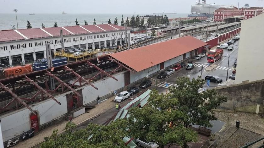 Vídeo: Temporal destrói telhado da estação de Santa Apolónia Vídeo: Temporal destrói telhado da estação de Santa Apolónia