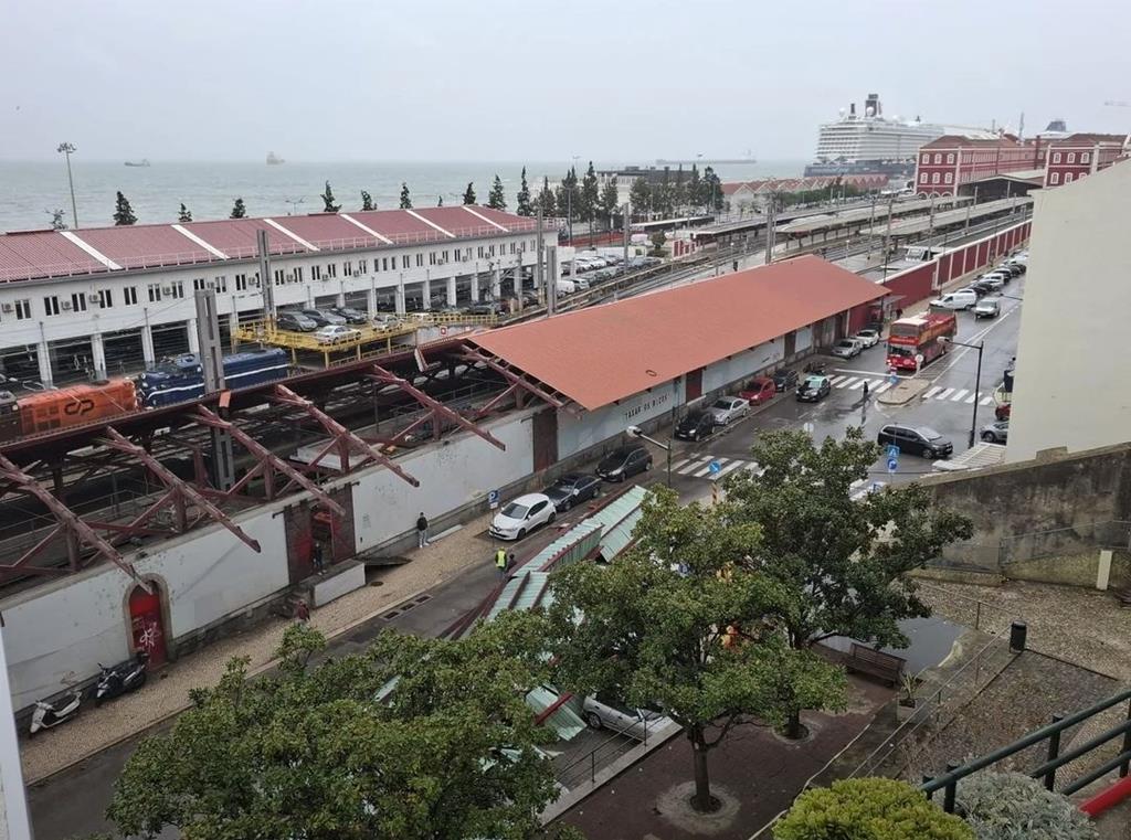 Vídeo: Temporal destrói telhado da estação de Santa Apolónia