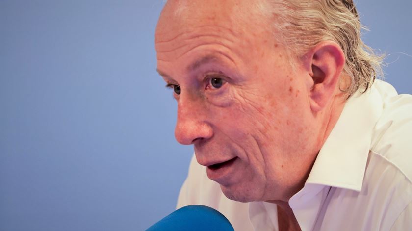 Santana volta a sair a meio de um debate televisivo, agora indignado com foto dos anos 90