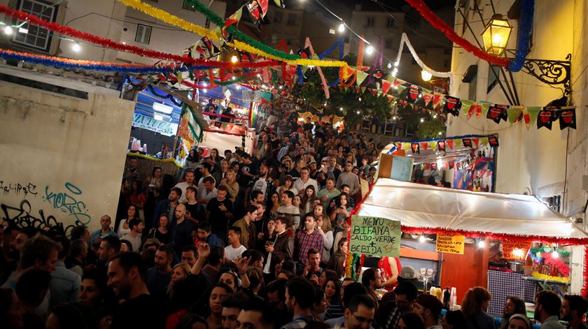 Ajuntamentos nas festas populares "não", recorda a Direção Geral da Saúde. Foto: Pedro Nunes/Reuters