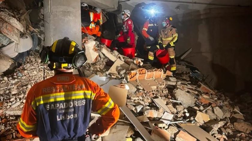 Equipa portuguesa na Venezuela tenta resgatar homem soterrado há uma semana