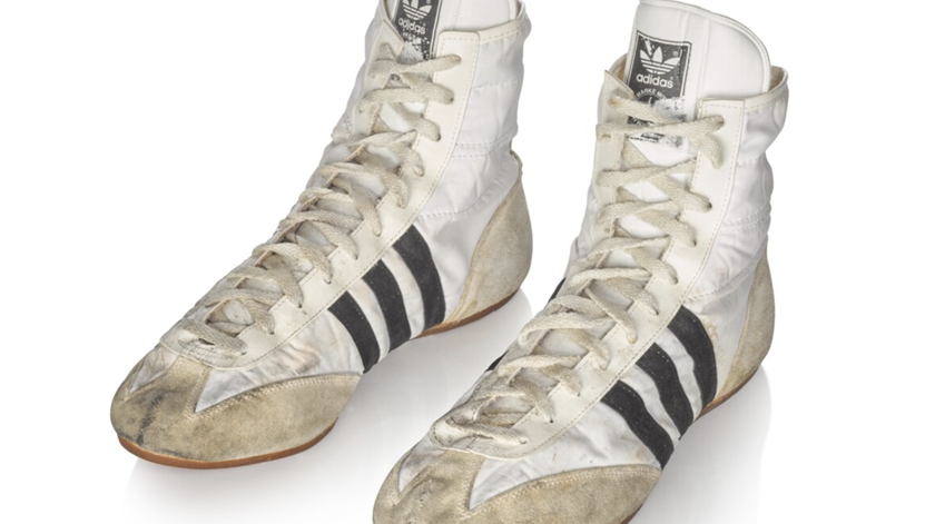 Ténis Adidas de cano alto usados ​​por Freddie Mercury na década de 1980. Foto: Sotheby