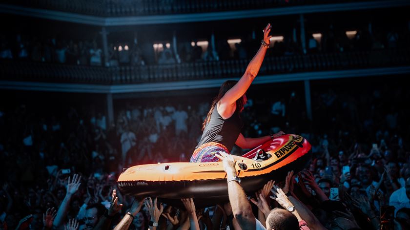 Anda Paula Coliseu 2025 Ana Galvão crowdsurfing