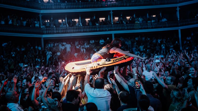 Anda Paula Coliseu 2025 Ana Galvão crowdsurfing