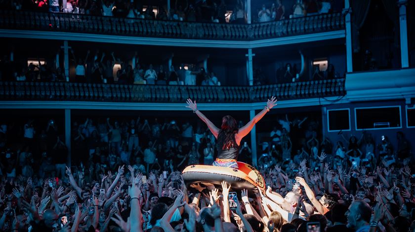 Anda Paula Coliseu 2025 Ana Galvão crowdsurfing
