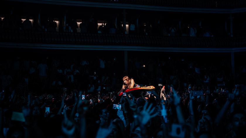 Anda Paula Coliseu 2025 Ana Galvão crowdsurfing