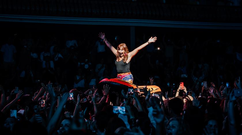 Anda Paula Coliseu 2025 Ana Galvão crowdsurfing