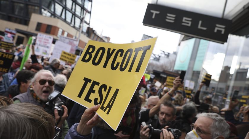 Ação em Nova Iorque, enquadrada no Dia Nacional de Protesto da Tesla que se assinalou no sábado, 1 de março. O alvo é Elon Musk. Foto: Sarah Yenesel/EPA