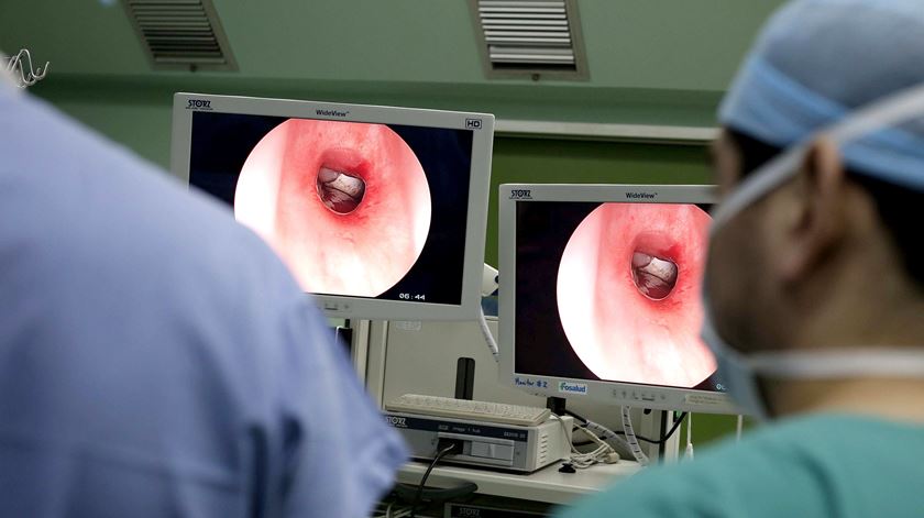 Médicos de olhos postos na Galiza. Foto: Rodrigo Sura/EPA