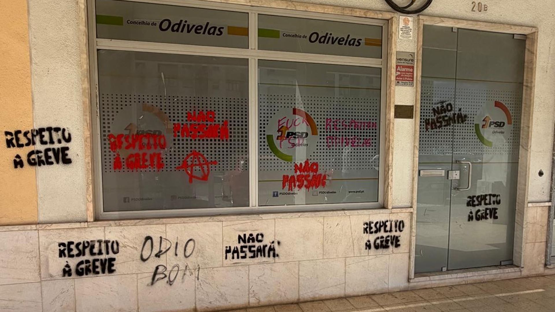 Sede do PSD vandalizada de madrugada