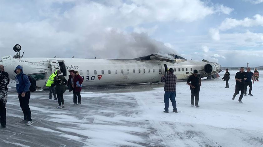 Avião de passageiros "capotou" após aterragem no aeroporto de Toronto