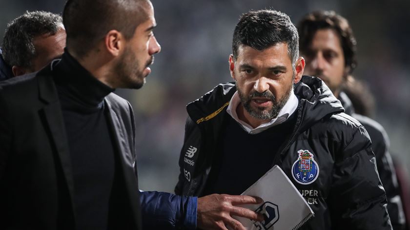 Sérgio Conceição falou com o treinador do Belenenses SAD, ao intervalo. Foto: Mário Cruz/EPA