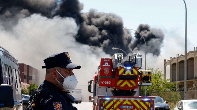 Sevilha. Incêndio em armazém de produtos químicos obriga população a abrigar-se em casa