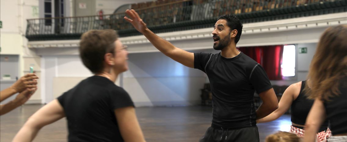 Um bailarino exporta a cultura da Palestina através da dança. "Os israelitas estão a tentar isolar-nos do resto do mundo”