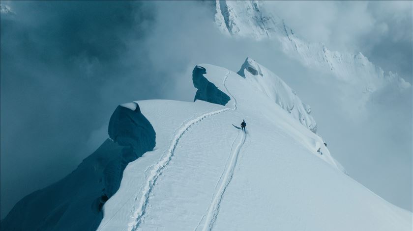 Subiram o Evereste, depois desceram de esquis. Alpinistas inventam novos recordes na montanha mais alta