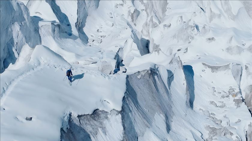 Andrzej Bargiel na descida da cascata de gelo Khumbu, no Evereste. Foto: Bartłomiej Bargiel / Red Bull Content Pool