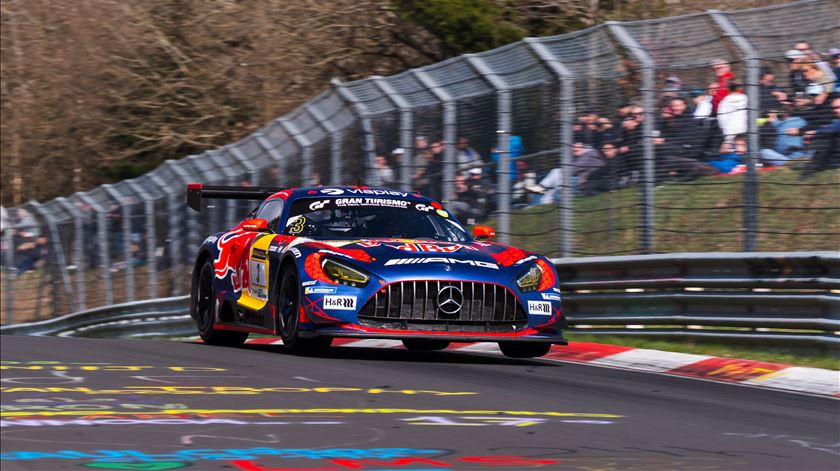 Sim, este é Max Verstappen a competir no circuito conhecido como "Inferno Verde", o Nürburgring Nordschleife. Foto: Gruppe C GmbH / Red Bull Content Pool