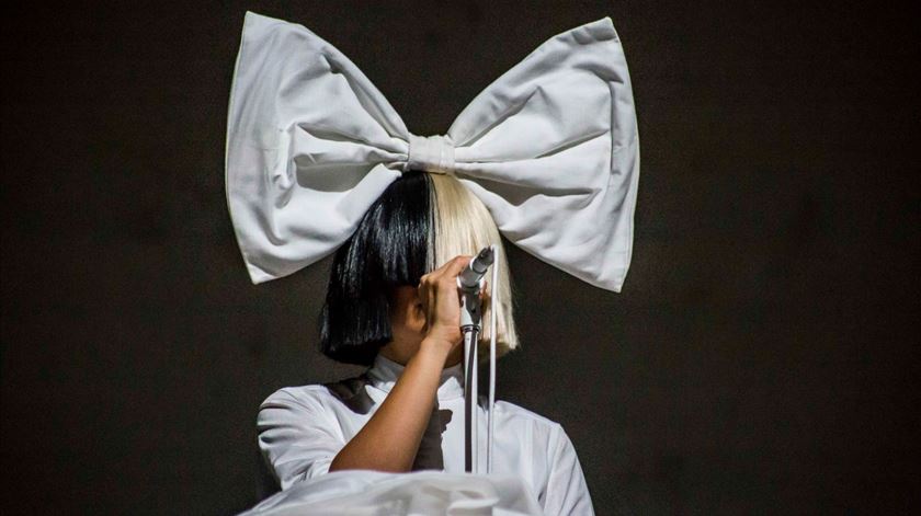 Ex da cantora Sia exige mais de 200 mil euros por mês em pensão de alimentos