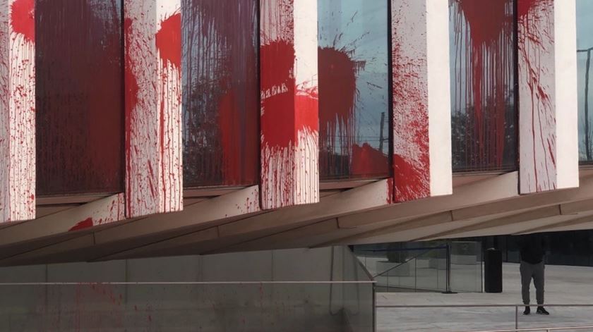 Climáximo pinta sede da EDP de vermelho em dia de meia maratona