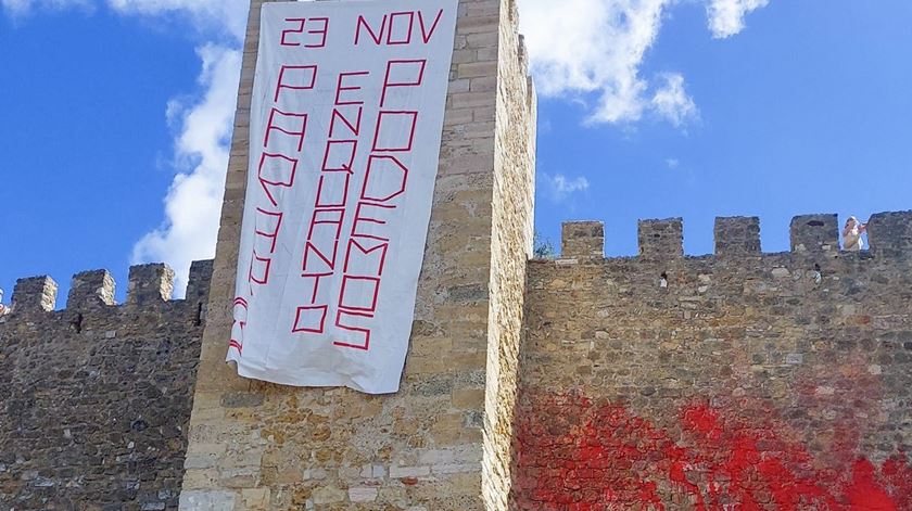 Apoiantes da Climáximo pintam fachada do Castelo de São Jorge, em Lisboa. Foto: DR