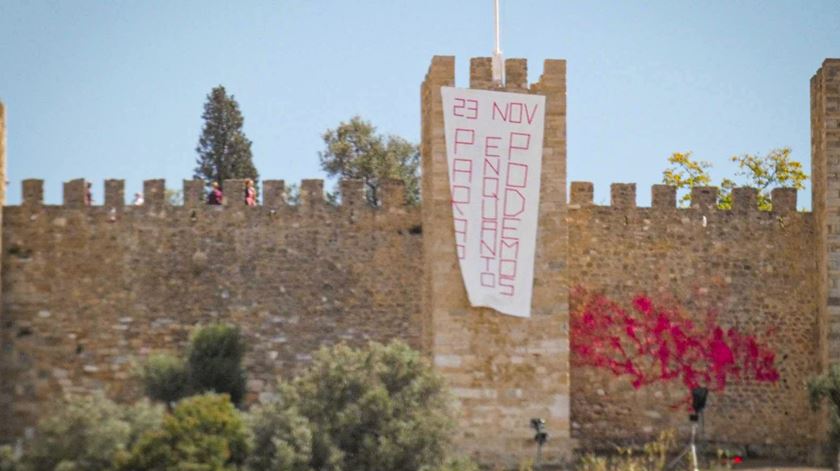 Apoiantes da Climáximo pintam fachada do Castelo de São Jorge, em Lisboa. Foto: DR