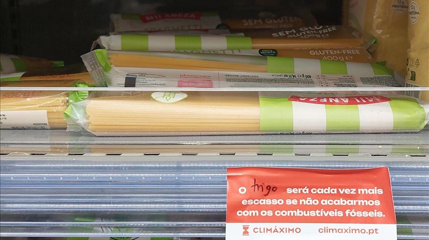 Movimento Climáximo explicou que uma dezena de apoiantes levou alimentos e artigos de higiene pessoal. Foto: Climáximo