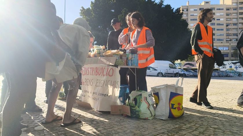 Movimento Climáximo explicou que uma dezena de apoiantes levou alimentos e artigos de higiene pessoal. Foto: Climáximo