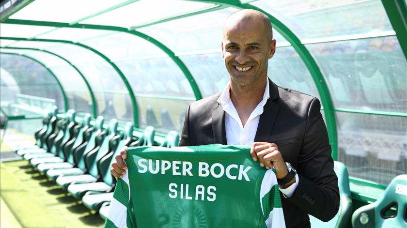 Silas recebeu camisola do Sporting com o seu nome. Foto: Sporting CP