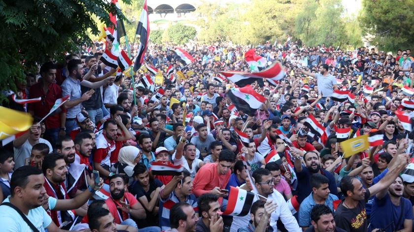 Adeptos celebram apuramento para o play-off. Foto: Youssef Badawi/EPA