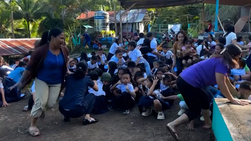 Telhado de escola primária colapsa durante sismo de 7.8 nas Filipinas Telhado de escola primária colapsa durante sismo de 7.8 nas Filipinas