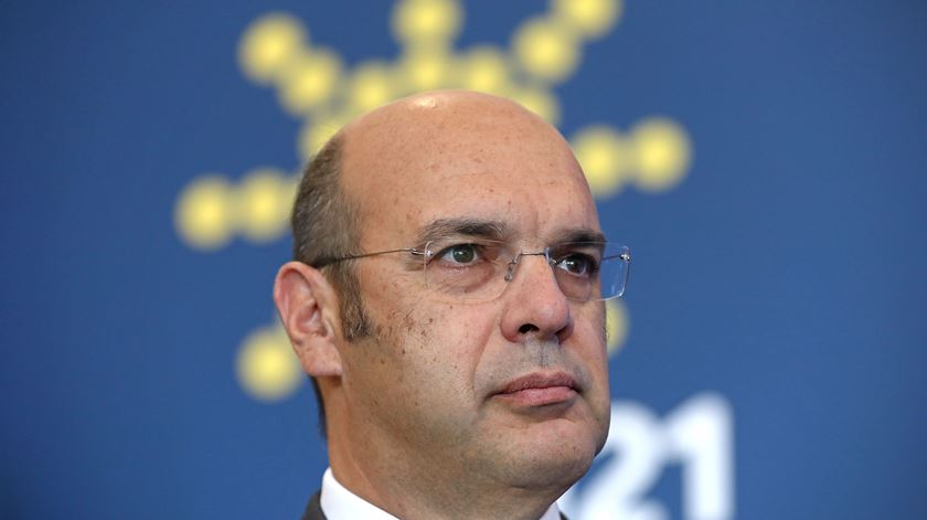 Apoios sociais vão ser descontinuados com a retoma, diz Siza Vieira