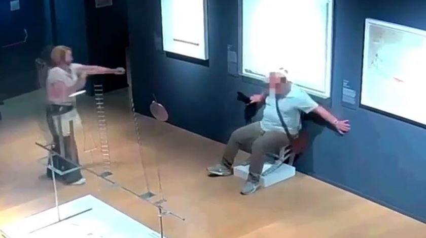 Aviso "não tocar", devia ser "não sentar". Turista parte cadeira de cristais no museu Palazzo Maffei Aviso "não tocar", devia ser "não sentar". Turista parte cadeira de cristais no museu Palazzo Maffei