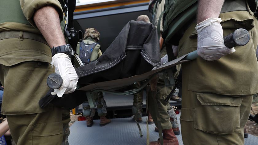 Massacre em Kfar Azza. Israel fala em "dezenas de mortos", incluindo bebés decapitados