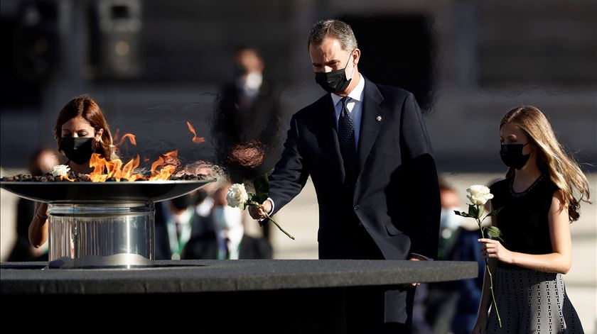 Reis de Espanha prestam homenagem às vítimas da Covid-19 no país, numa cerimónia em Madrid, a região mais afetada. Foto: Mariscal Pool/EPA