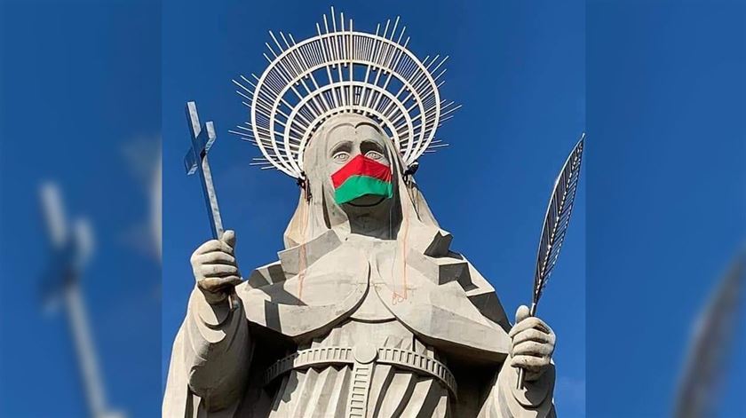 Estátua de Santa Rita de Cássia, em Santa Cruz, estado do Rio Grande do Norte, "a maior estátua católica do mundo", com máscara. Foto: DR