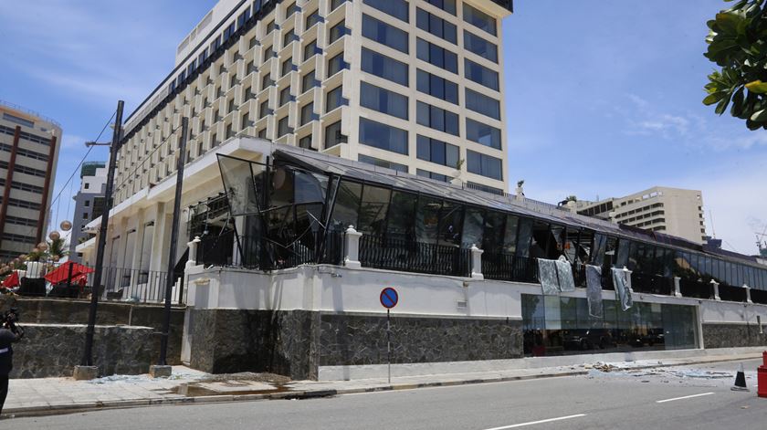 Hotel Kingsbury, um dos atingidos. Foto: M. A. Pushpa Kumara/EPA