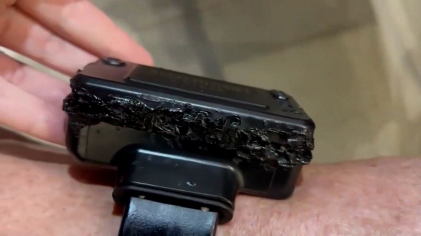 Veja o vídeo. Bolsonaro usou "ferro de soldar" na pulseira eletrónica por "curiosidade"