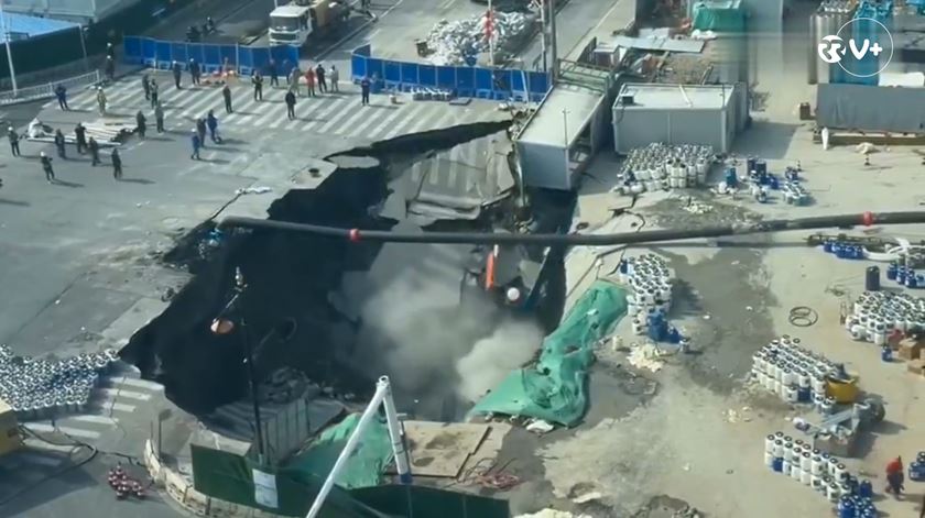 Desabamento em estação de metro na China