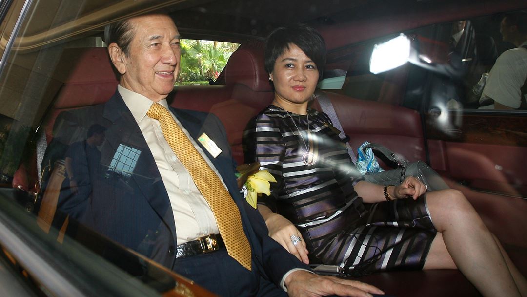 Stanley Ho ao lado de uma das quatro mulheres com quem viveu, Angela Leong. Teve 17 filhos, e as disputas legais pela sua fortuna prometem ser intermináveis.Foto: Ym Yik/EPA