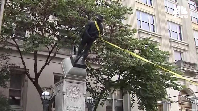 Na segunda-feira, manifestantes derrubaram uma estátua em honra dos soldados confederados em Durham, na Carolina do Norte. Foto: DR