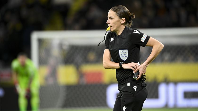 Stéphanie Frappart vai ser a árbitra da final do Euro 2025 Stéphanie Frappart vai ser a árbitra da final do Euro 2025