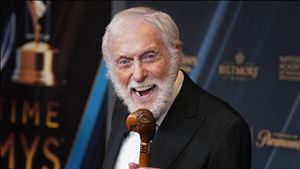 Dick Van Dyke celebra 100 anos a dançar pelo palco e pelo ecrã