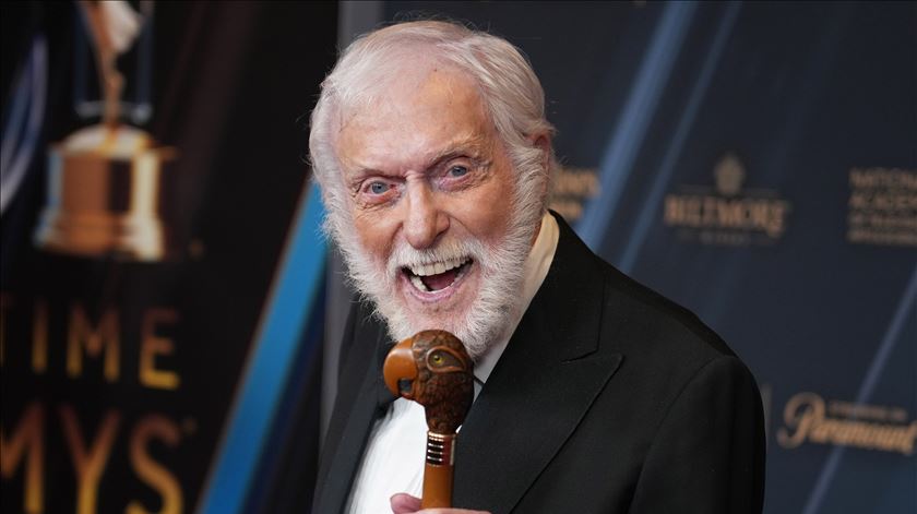 Dick Van Dyke celebra 100 anos a dançar pelo palco e pelo ecrã