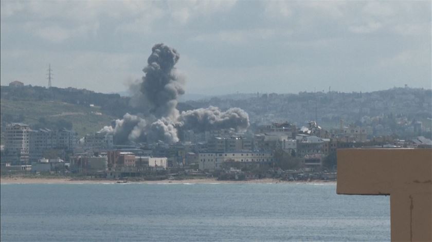 Israel bombardeia Líbano após anúncio de cessar-fogo no Médio Oriente