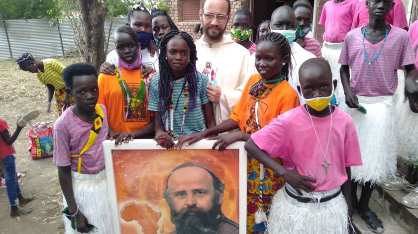 Padre Christian Carlassare com jovens na diocese de Malakal, onde é missionário. Foto: CC/DR