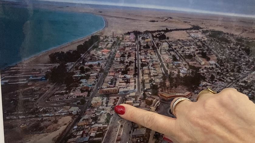 Suzete identifica a casa da família em Porto Alexandre. Foto: Catarina Santos/RR