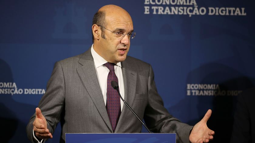 Novo aeroporto de Lisboa. Falta de decisão "é lamentável", diz ministro