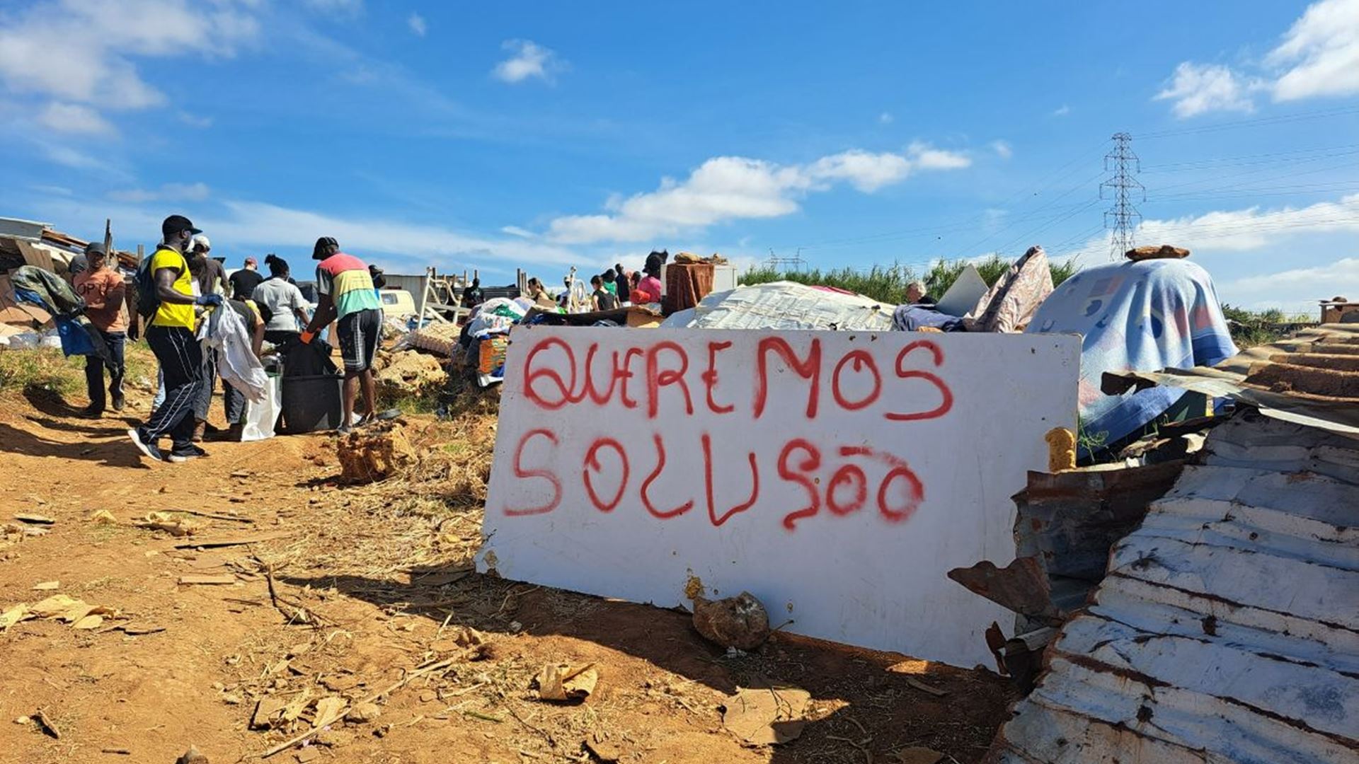 Prostovoljci in stroji čistili porušeno sosesko Talude Militar v Louresu