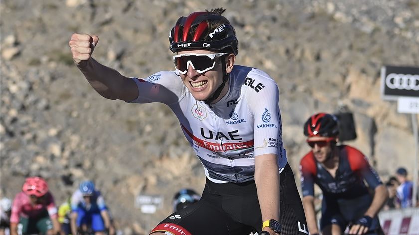 João Almeida ajuda Pogacar na Volta aos Emirados Árabes Unidos