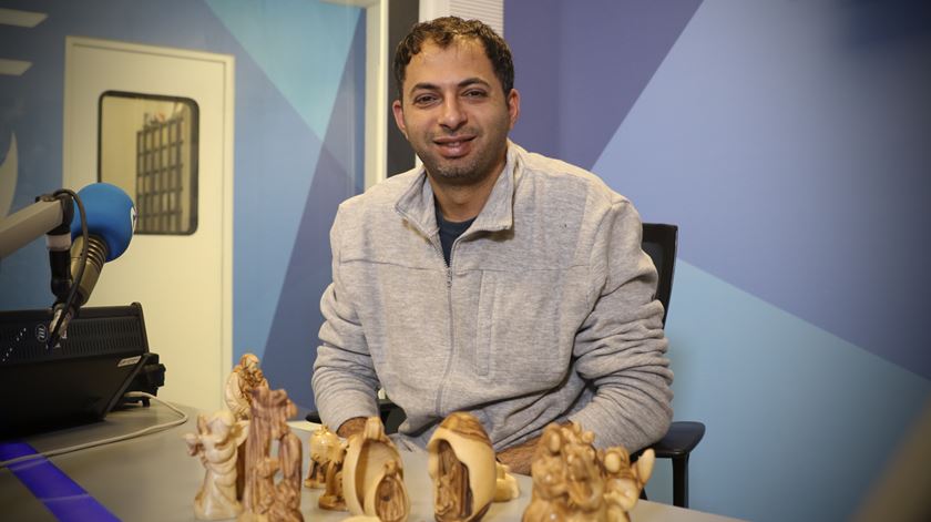 Nicolas Ghobar com algumas peças de artesanato de Belém, durante uma entrevista à Renascença. Foto: Renascença